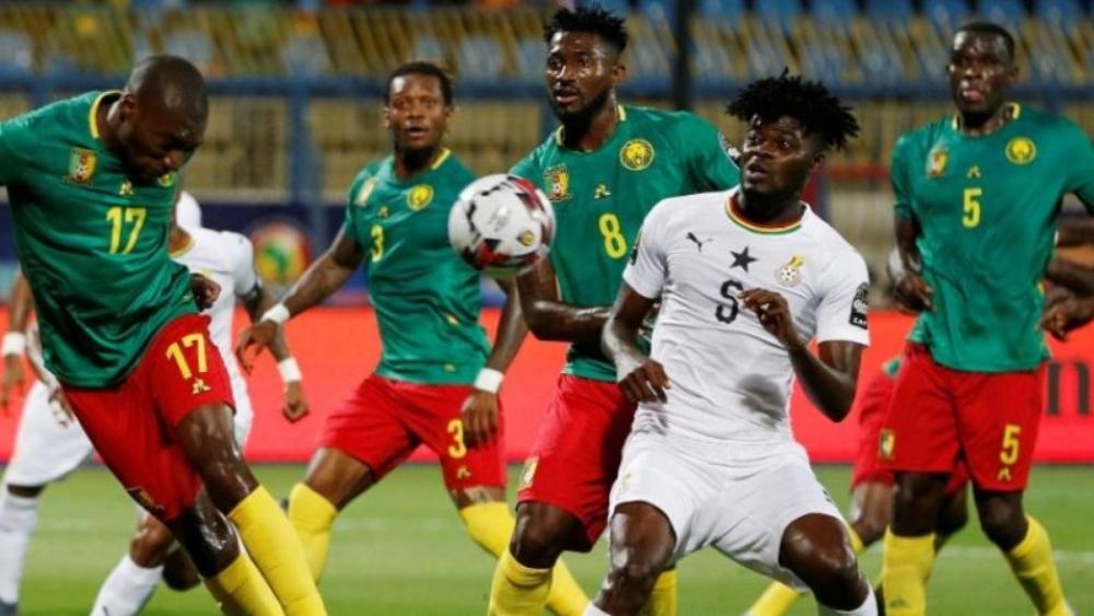 مدافع الكاميرون يكشف سر الرقصات الشهيرة لنجوم الفريق