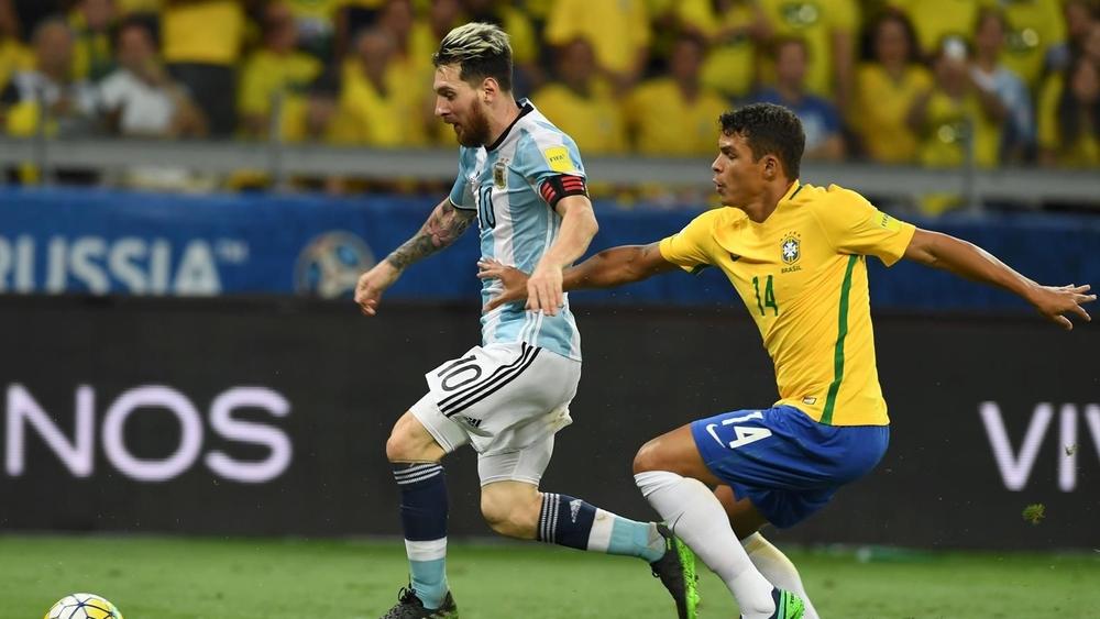 تياغو سيلفا يحذر زملاءه من ميسي: "إنه أفضل لاعب في العالم"