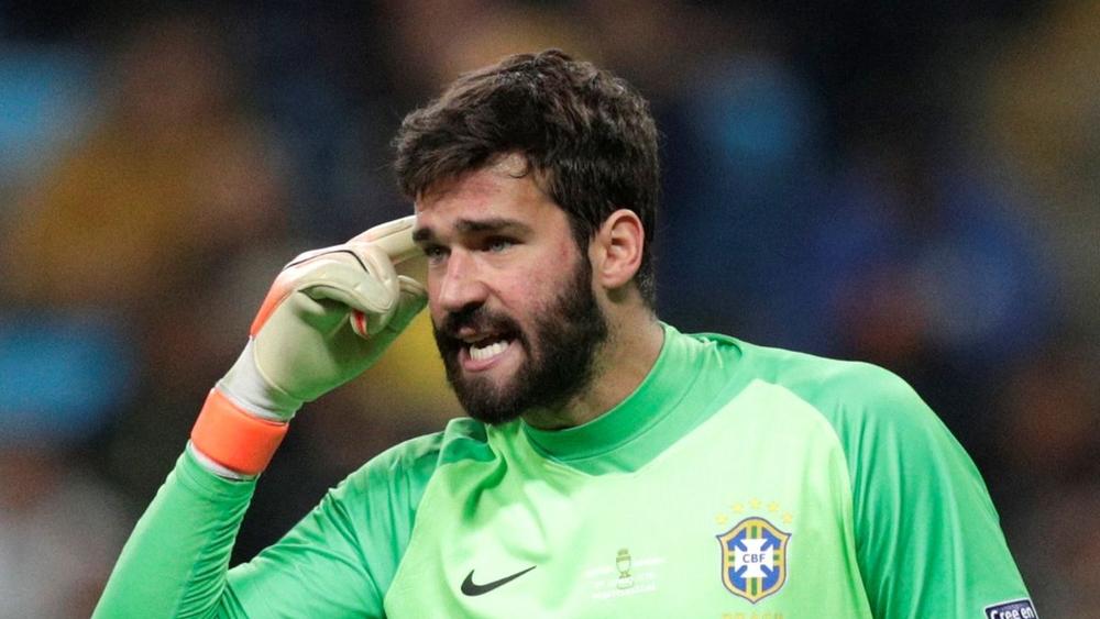 أليسون يطالب زملاءه بالتركيز لإيقاف ميسي ورفاقه