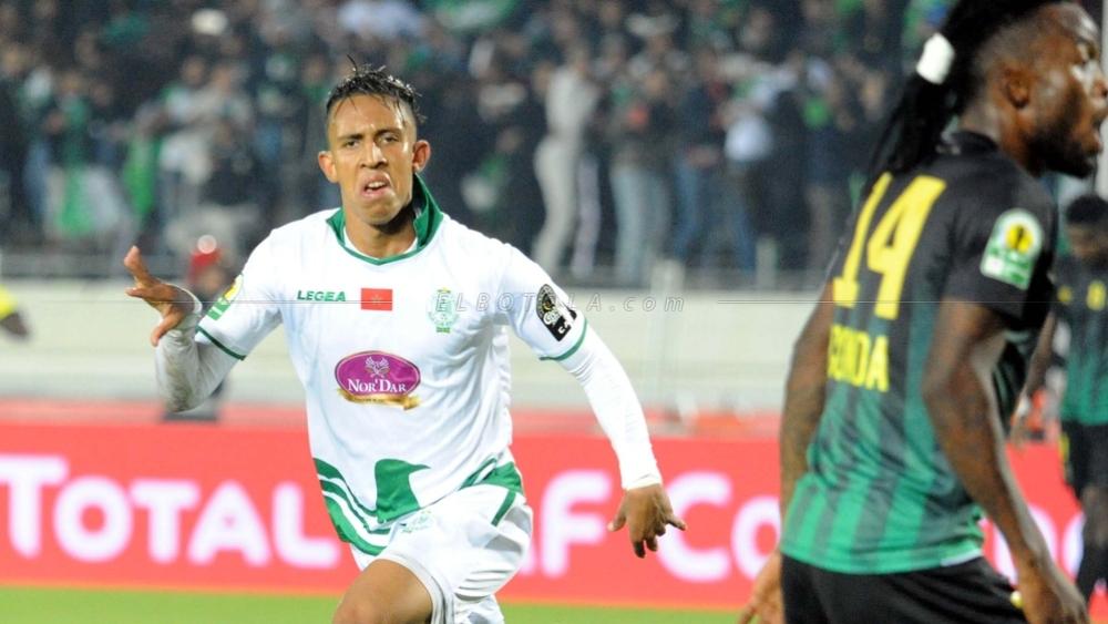 رحيمي يهدي قميصه لأحد أطفال المناطق النائية