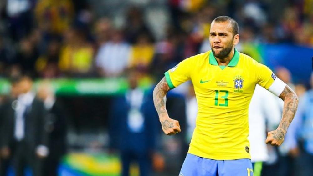 ألفيس يُثير دهشة الجميع بأدائه وبطولاته في عمر الـ36