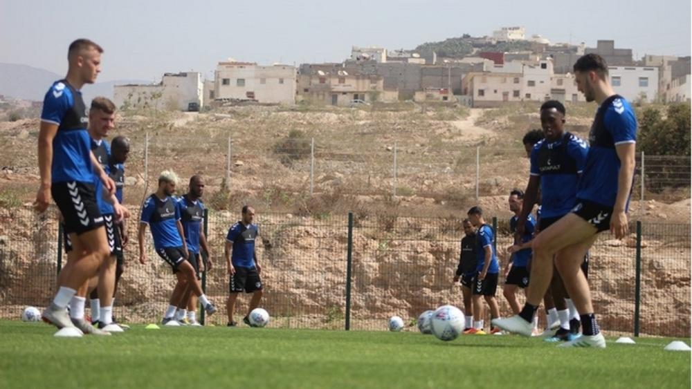 فريق إنجليزي بـ"ملكية مغربية" يبدأ استعداداته في أكادير قبل إجراء مبارياته الودية