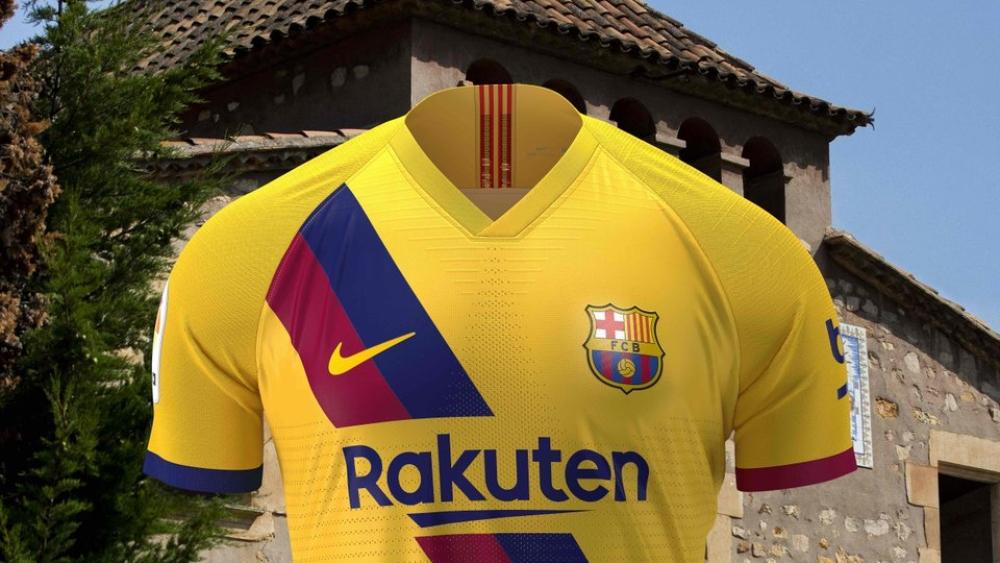 بالصور | برشلونة يكشف عن قميصه الاحتياطي.. لهذا السبب تم اختيار تصميم قميص 1979