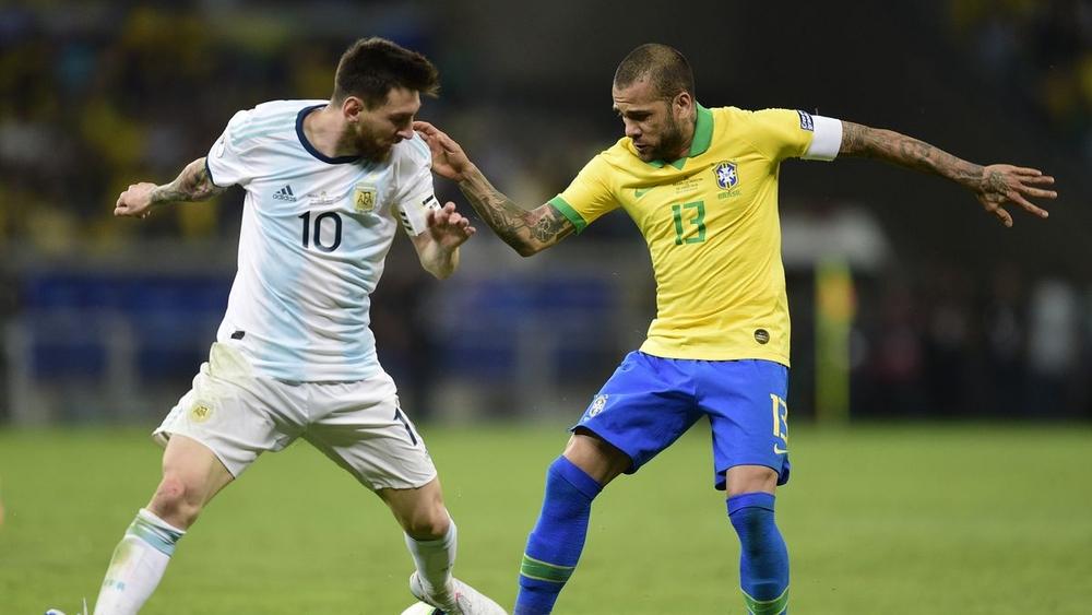 ألفيس يرد بقوة على ميسي: "أنا من نوعية الأصدقاء الذين يقولون الحقيقة.. لقد أخطأ"