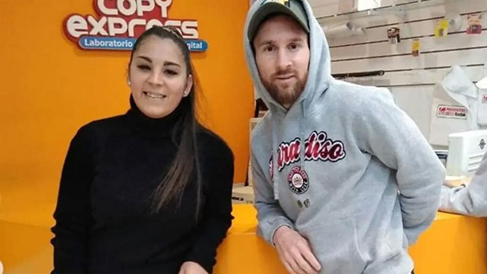 بالصور | ميسي يُفاجئ العاملين بأحد المراكز التجارية في الأرجنتين