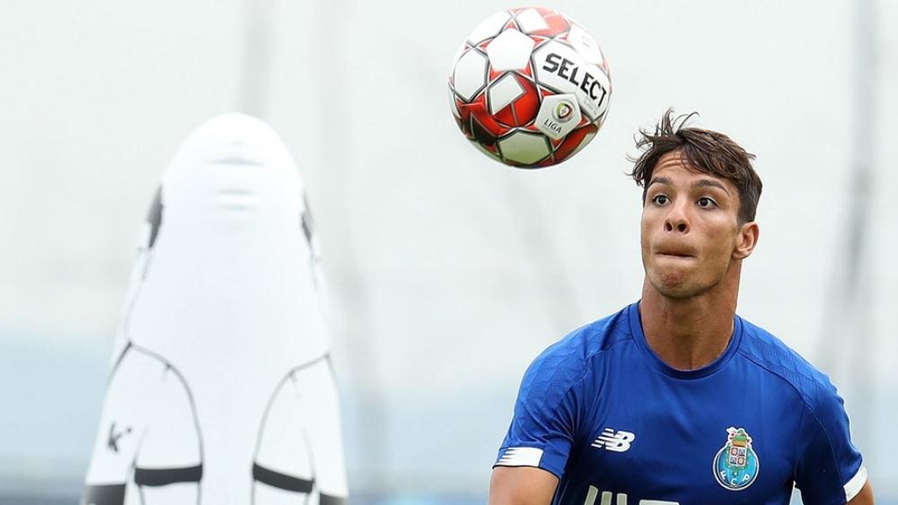 إشبيلية يفاوض نجم بورتو لتحقيق طلب مدربه