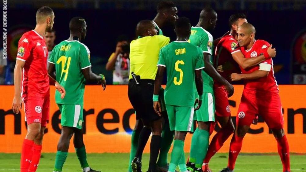 إعلامي تونسي يتهم المغرب و"الكاف" بالتواطؤ للإطاحة بتونس