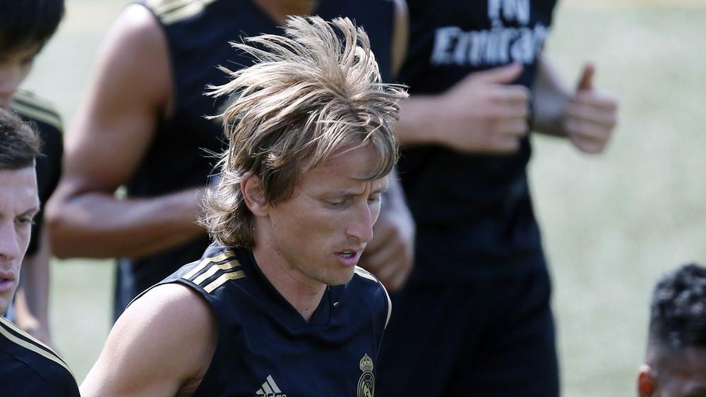 وكيل مودريتش في مفاوضات مع ميلان وريال مدريد يرفض التخلي عن نجمه