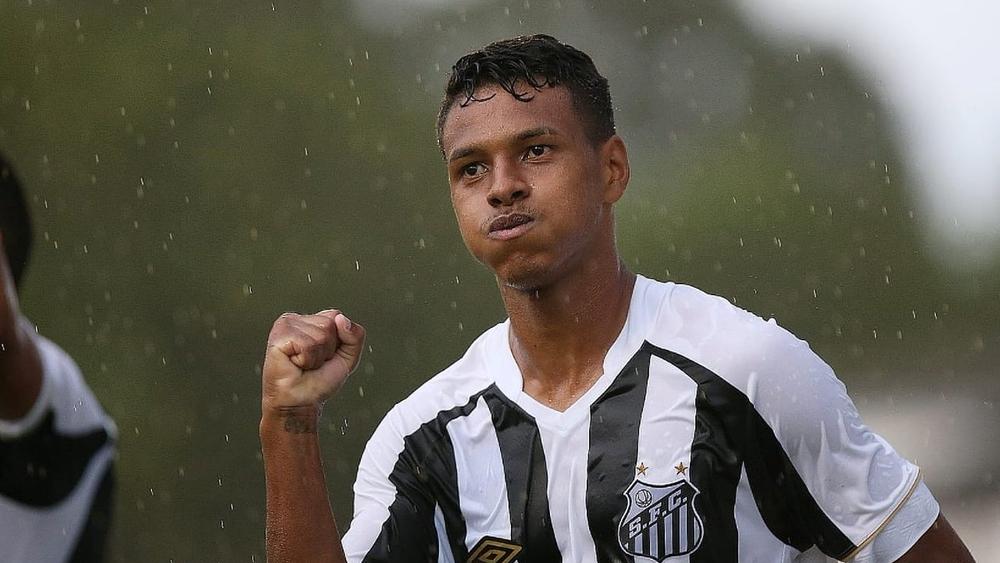 برشلونة يقترب من حسم صفقة "جوهرة" سانتوس "تاليسون"