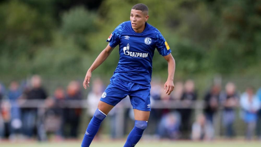 شالكه04 يُلحق حاريت بمنديل في لائحة المغادرين