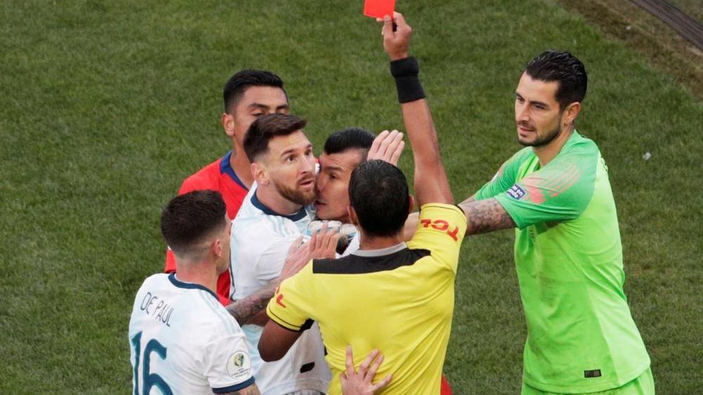 الكونميبول يتجاهل ميسي ويعاقب رئيس الاتحاد الأرجنتيني