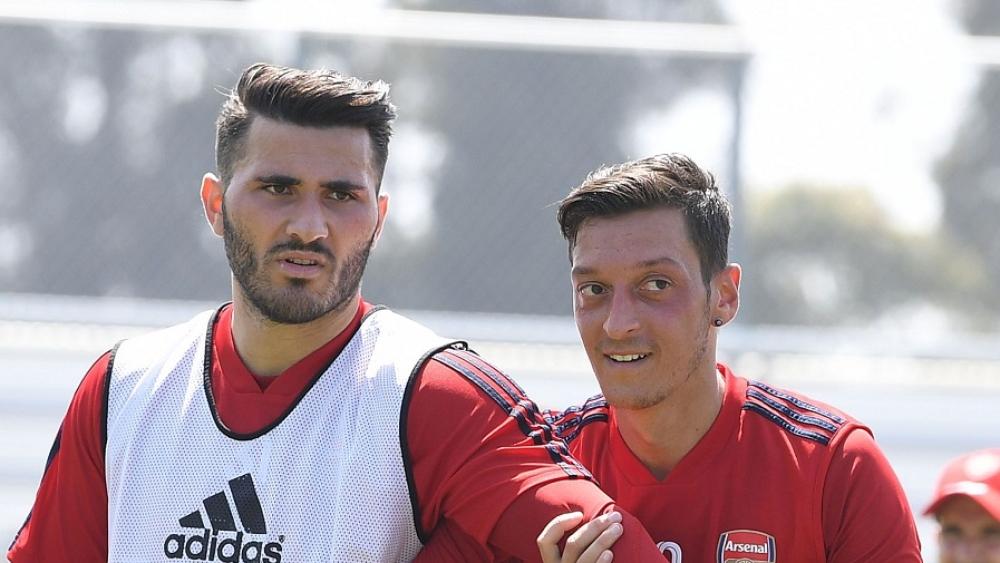 أوزيل يتحول لموضوع لـ"السخرية" بعد "فراره" وتركه كولاسيناتش يواجه رجلا مسلحا!