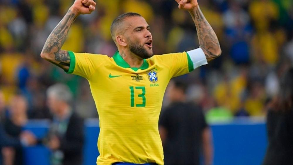 داني ألفيش يبحث عن عمل عبر "انستجرام"