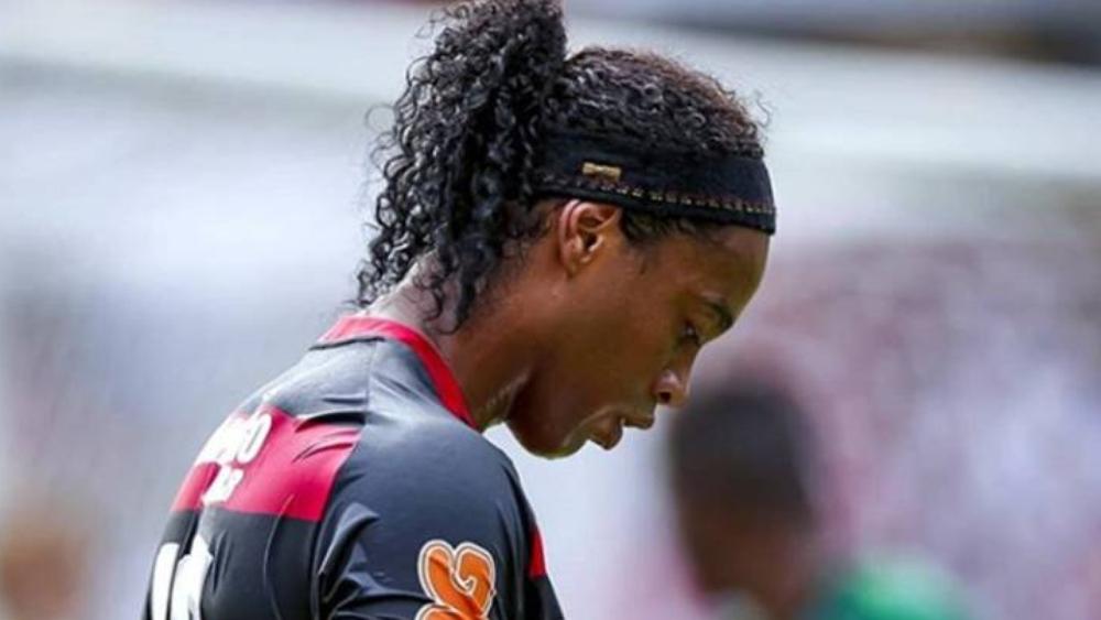 سحب جواز السفر من رونالدينيو ومنعه من مغادرة البرازيل