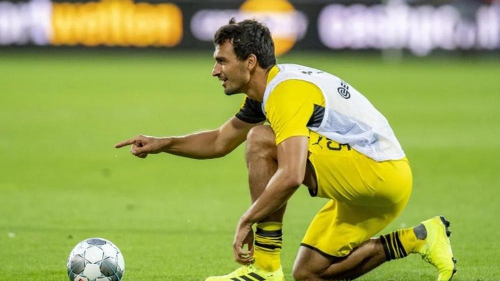 هوميلز يعود للعب بقميص دورتموند أمام البايرن