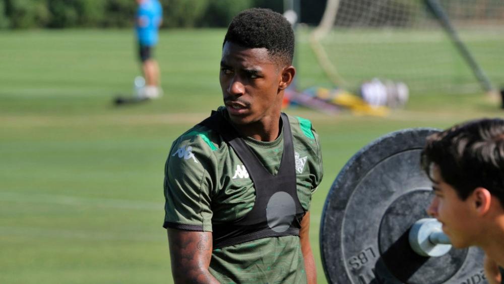 برشلونة يتوصل لاتفاق من أجل التعاقد مع جونيور من بيتيس