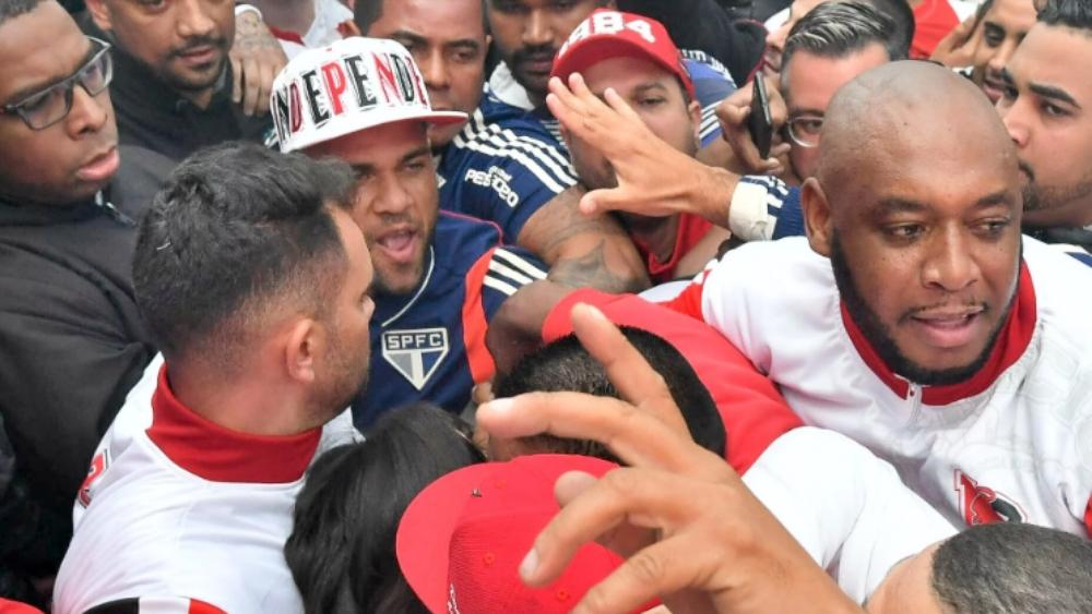 استقبال "حاشد" لداني ألفيس في ساو باولو