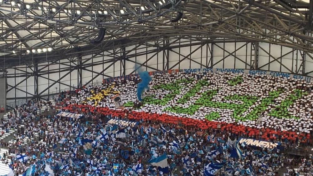 جماهير مارسيليا تحتفل بتتويج الجزائر بـ"كان 2019".. وترفع "تيفو" باللغة العربية وسط "فيلودروم"