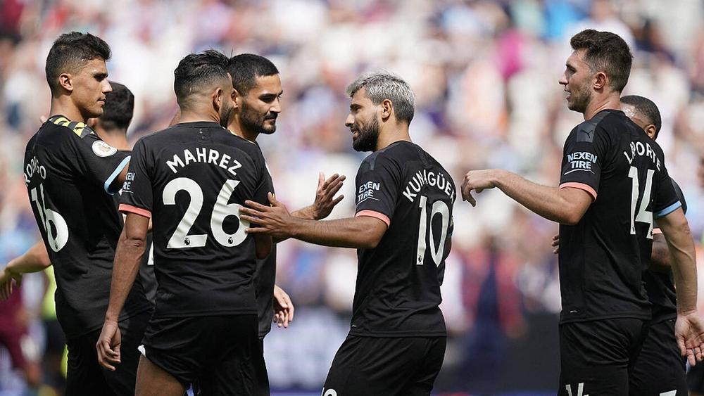 "الفيفا" يفرض غرامة على المان سيتي بسبب الانتقالات لكن دون حرمانه من القيد