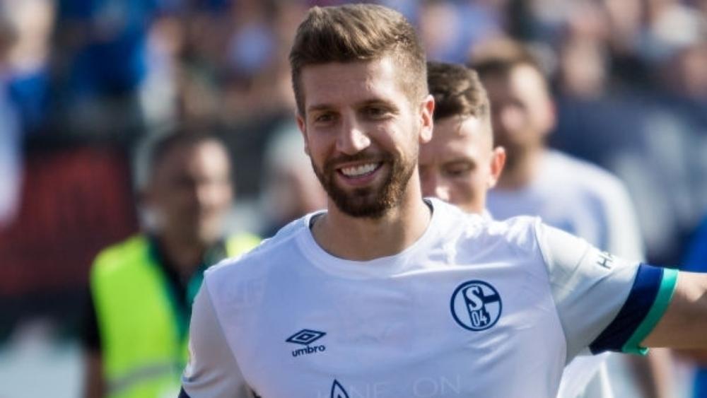 مدافع شالكه يتطلع للعودة إلى منتخب صربيا