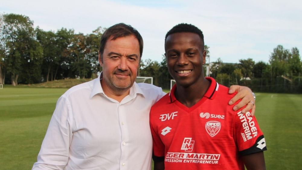 رسميا | ديحون يعلن تعاقده مع المغربي حمزة منديل