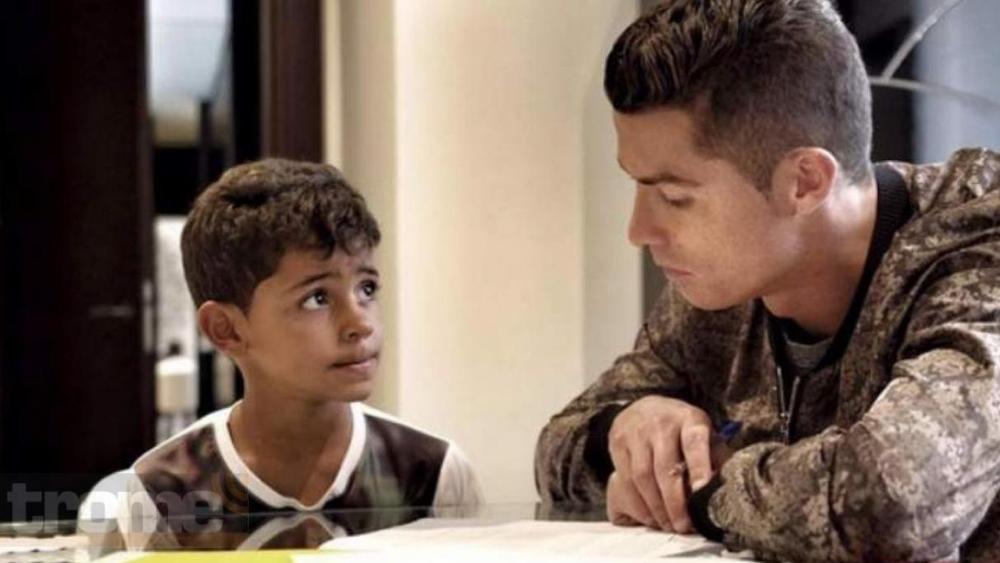 كريستيانو يقدم درسا في الحياة: "عندما اكتشف ابني المكان الذي نشأت فيه تفاجأ.. يعتقدون أن كل شيء يسقط من السماء"