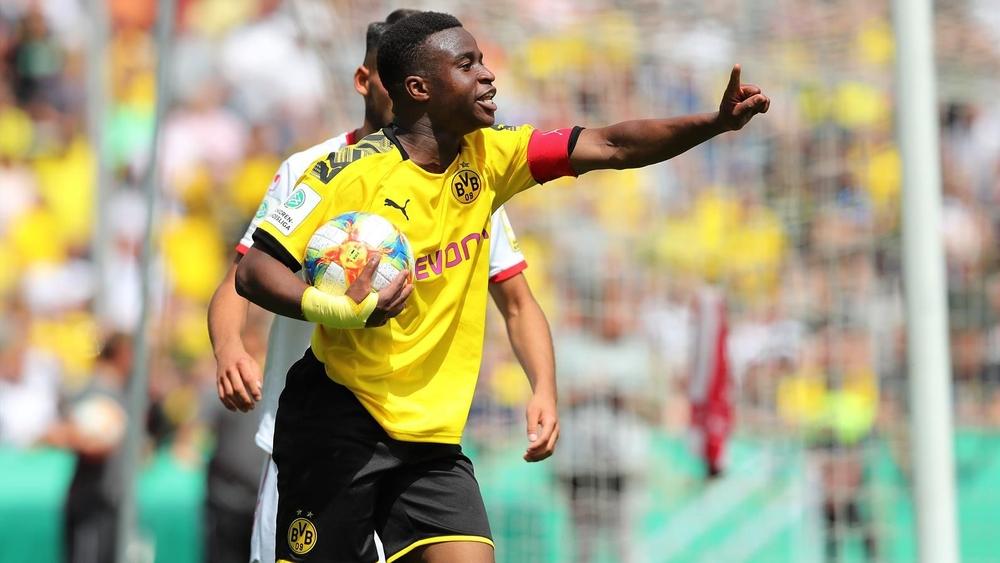 موكوكو.. 14 سنة وقائد فريق بوروسيا دورتموند لأقل من 19 سنة وسجل 6 أهداف في مباراتين فقط!