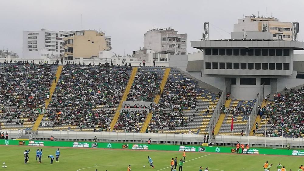 لاعبو الرجاء يُهدون باقة ورد لأنصارهم والجماهير تُطالب بـ"الشامبيونزليغ"