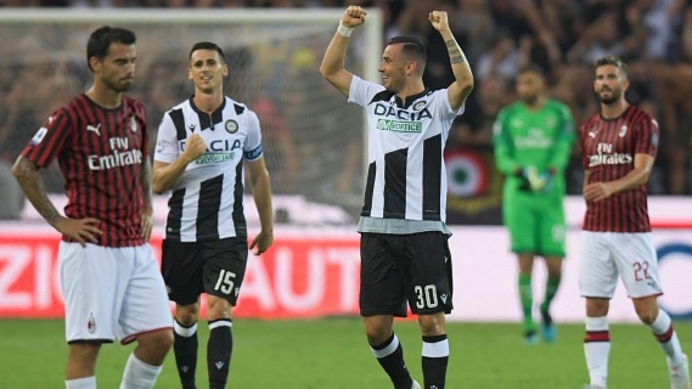 ميلان يبدأ مرحلة البناء بسقوط أمام أودينيزي