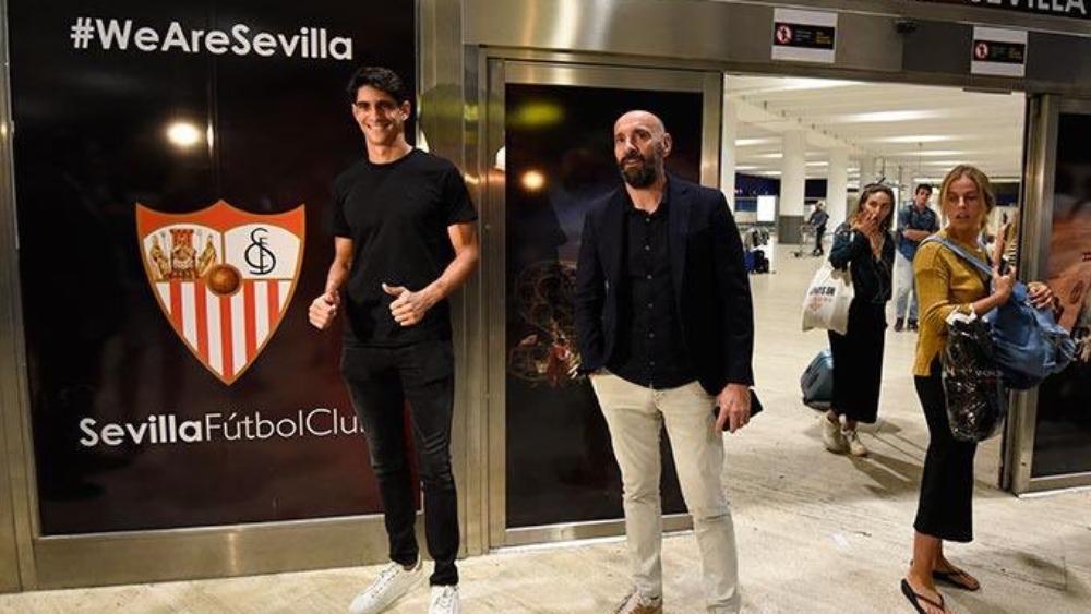 ياسين بونو يصل إلى مقر نادي إشبيلية تمهيداً للتوقيع في كشوفاته