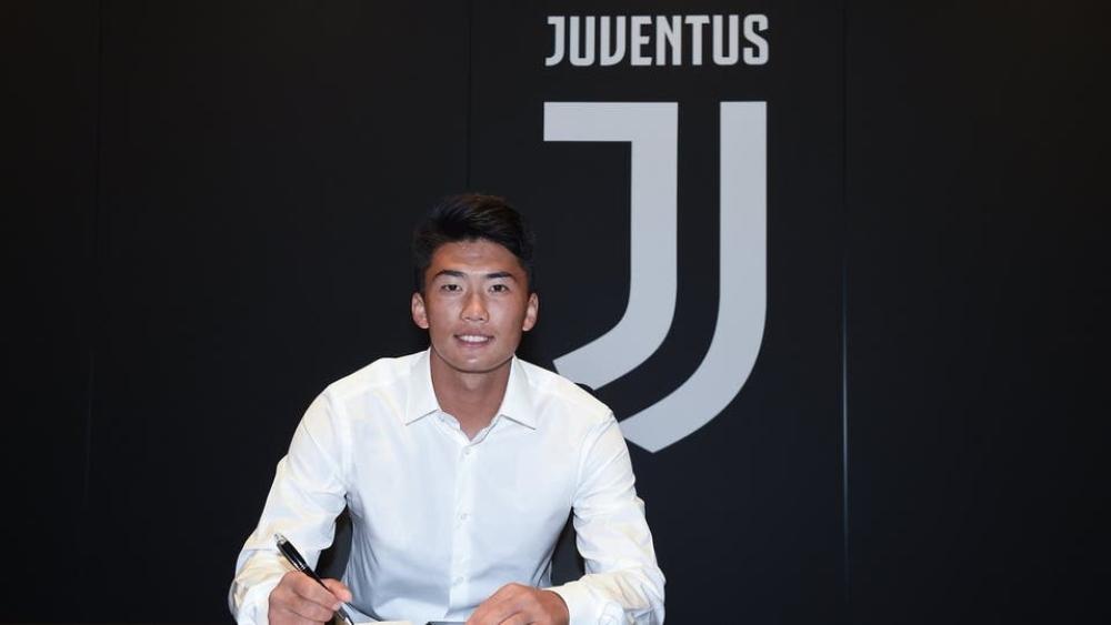 رسميًا | يوفنتوس يتعاقد مع مهاجم من كوريا الشمالية