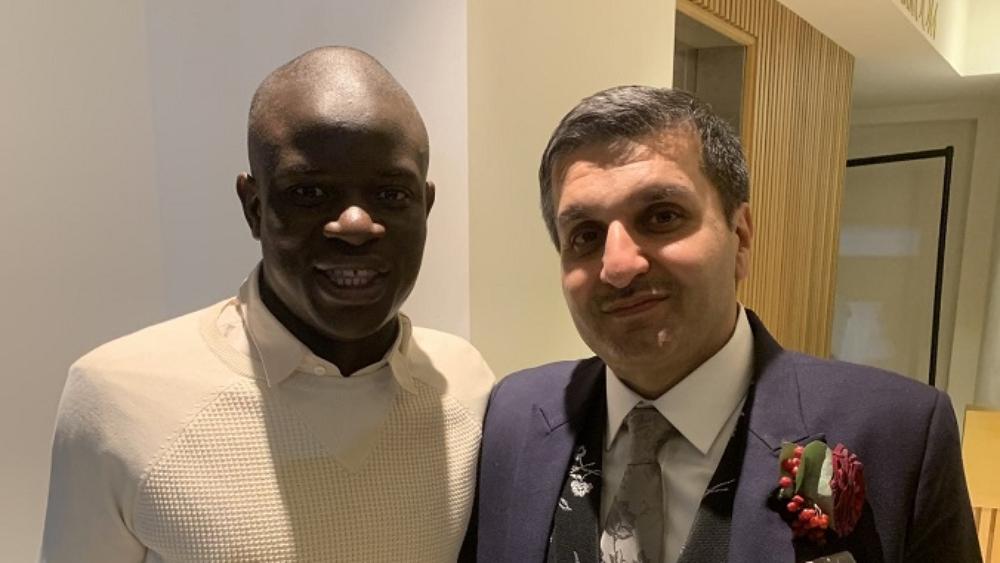 نغولو كانتي يقدم درسا في "التواضع".. نجم تشيلسي قَبِلَ دعوة أحد عشاق "البلوز" لحضور حفل زفاف ابنته!