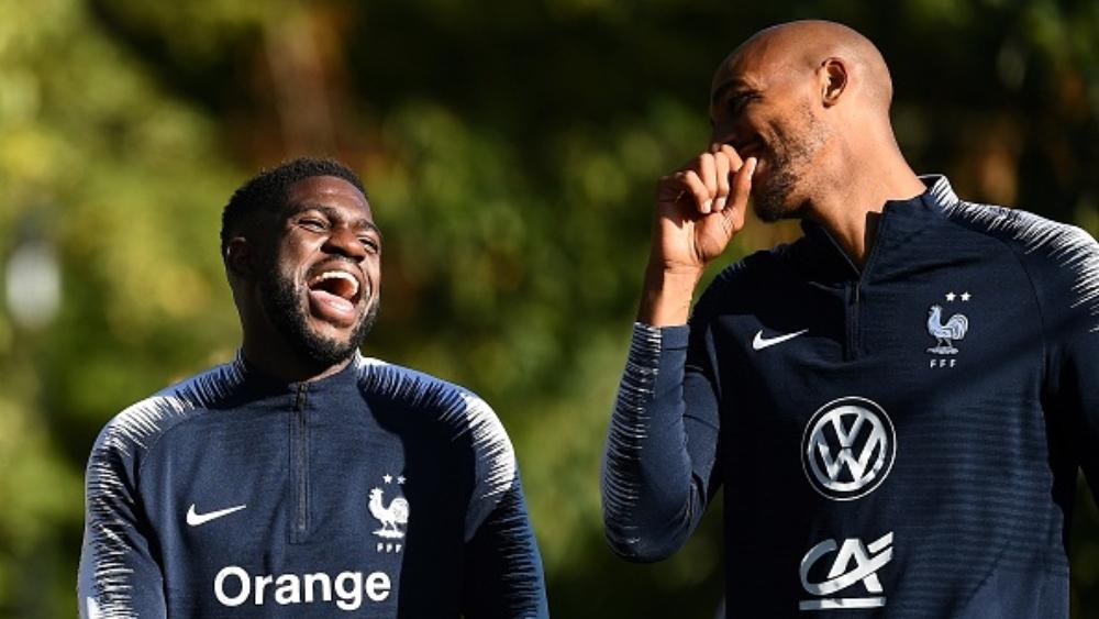 أومتيتي يغادر معسكر فرنسا مصابًا .. ويعود إلى برشلونة