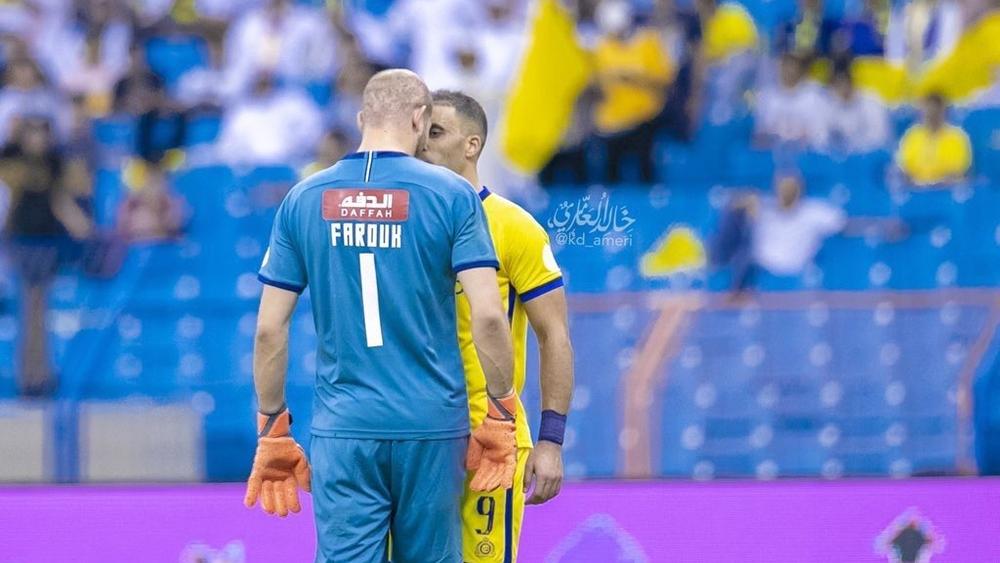 حارس الشباب: "مددت يدي لحمد الله لكنه رفض مصافحتي .. إنه تصرف لا يليق بلاعب كبير"