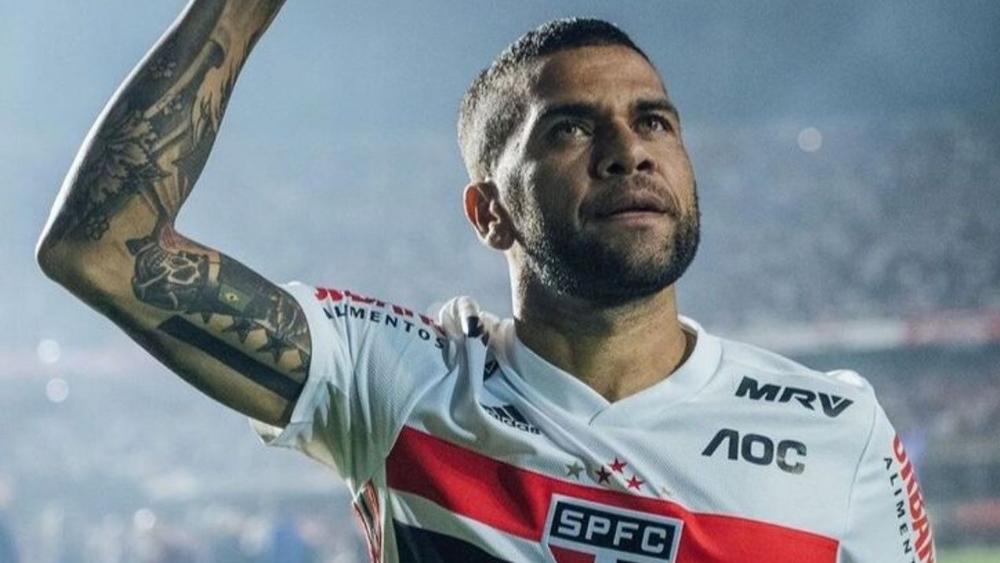 داني ألفيس: "مستعد للتوقف عن اللعب في مركز ألعب به منذ 20 عامًا"