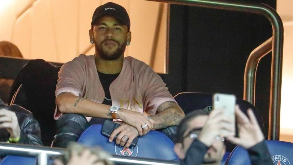 نيمار يصرف 11 ألف يورو شهريًا على أصدقائه في باريس