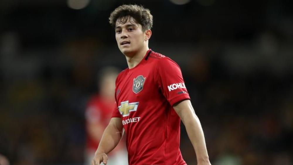 لاعب مانشستر يونايتد يقطع مسافة "643 كلم" بانتظام من أجل حلاقة شعره!