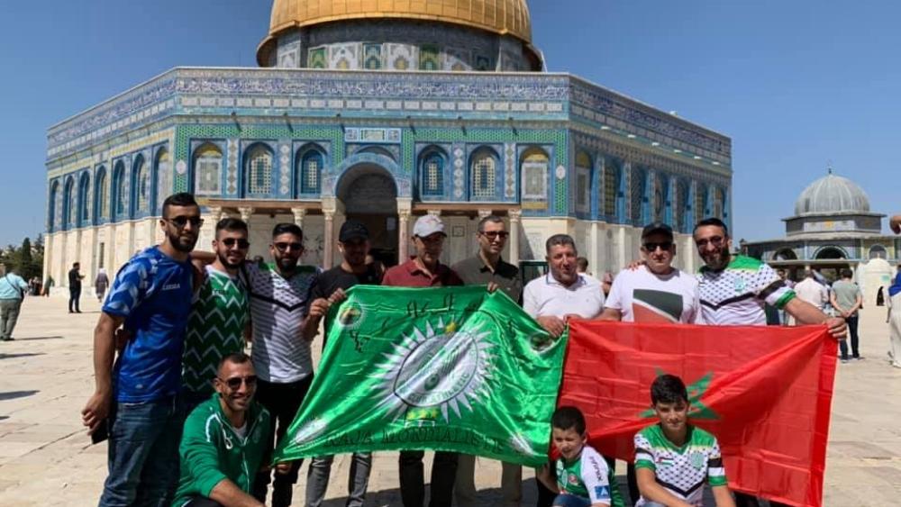 بالصور: جماهير هلال القدس الفلسطيني تؤدي صلاة الجمعة في المسجد الأقصى بقميص الرجاء الرياضي