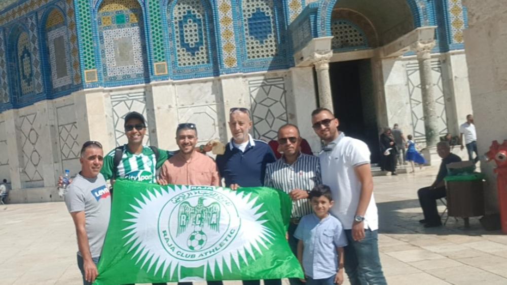 بالصور: وصول أول مشجع "رجاوي" إلى الأراضي الفلسطينية