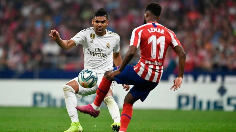 منزل كاسيميرو يتعرض للاقتحام أثناء الديربي .. ولصوص يهددون زوجته وطفله