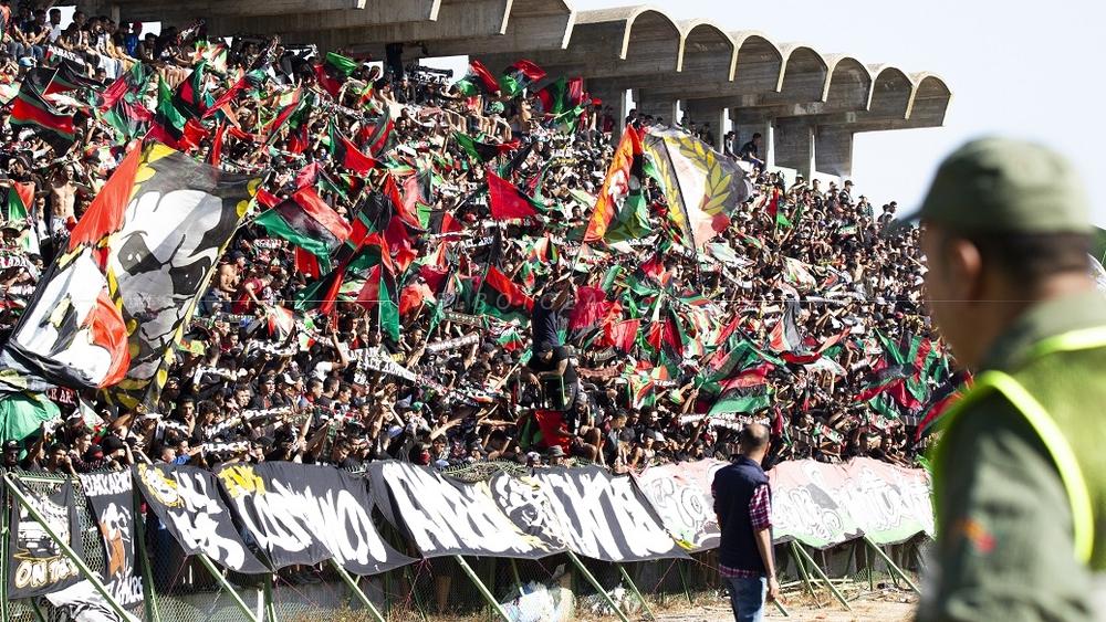 جماهير الجيش الملكي تُعَبِّر عن سخطها من إدارة النادي بعد قرار اللَّعب بدون جمهور: "لجنة لا تدافع أبدا عن جماهيرها.. إلى مزبلة التاريخ"