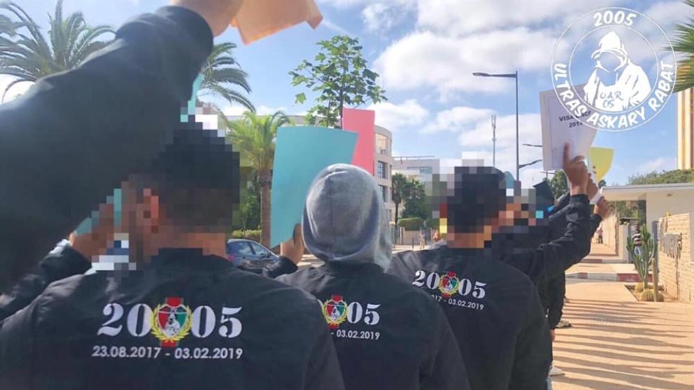 أعضاء من "أولتراس عسكري" يجتمعون أمام المكتب الوطني للسكك الحديدية لطلب "ڤيزا ولوج المحطات الجديدة"