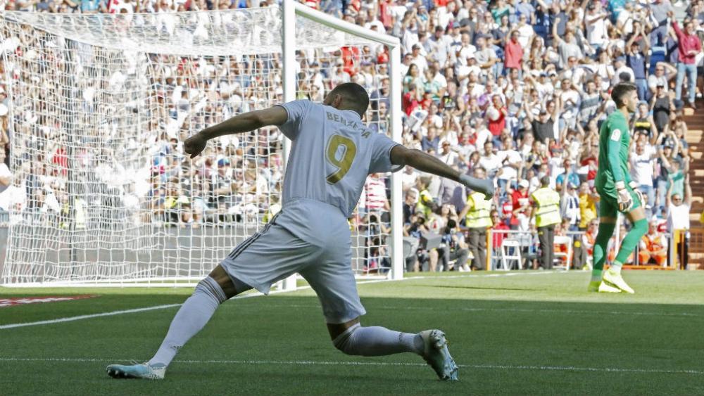 مفارقة |  بنزيمة يحتكر "المقص" في الريال .. وبدونه لا يتم قص شريط الأهداف