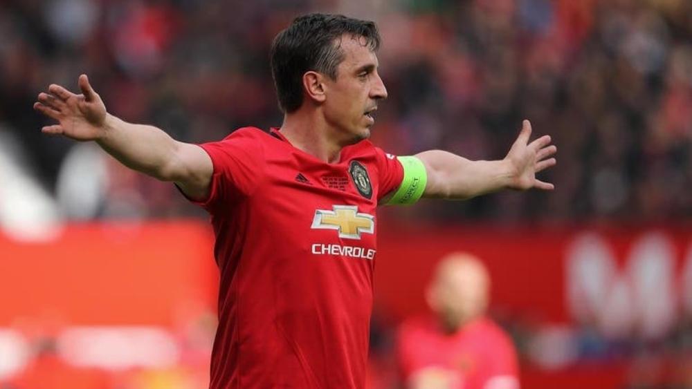 غاري نيفل يدافع عن سولسكاير .. ويطالب إدارة اليونايتد بالرحيل