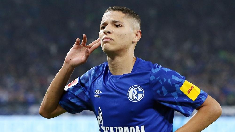 حاريت يُنافس ليفاندوفسكي وكوتينيو وآخرين على جائزة لاعب الشهر بالدوري الألماني