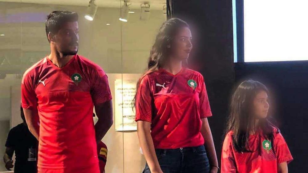 تقديم القميص للمنتخب المغربي يثير سخرية المتابعين وبعضهم يُعلق "هادي شوهة ماشي تقديم"..!