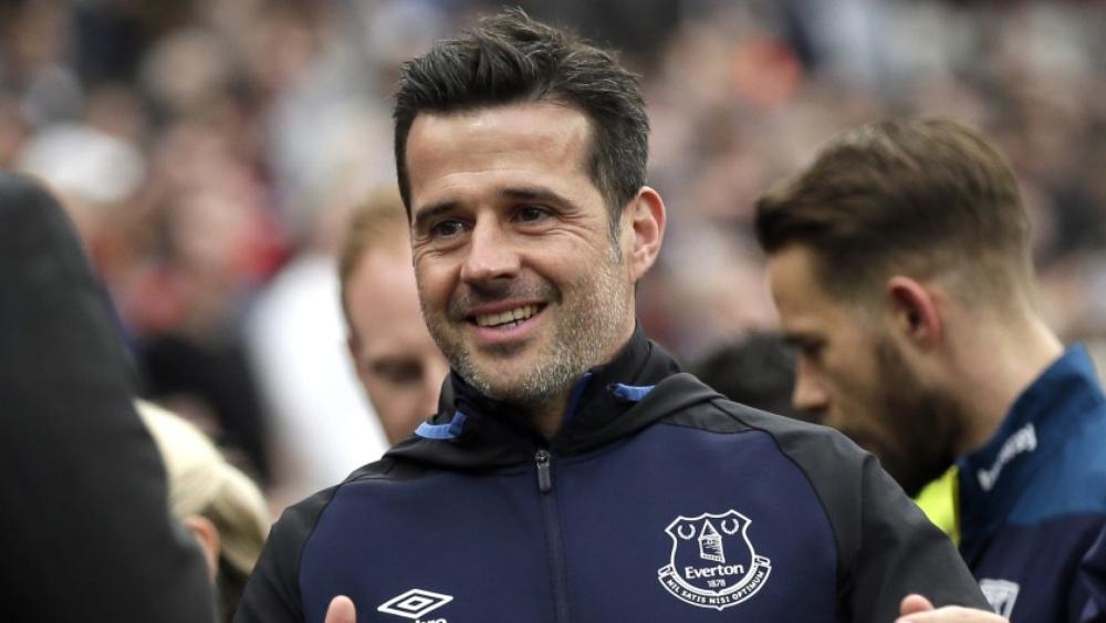 إيفرتون يتمسك بمدربه سيلفا رغم نتائجه المتواضعة