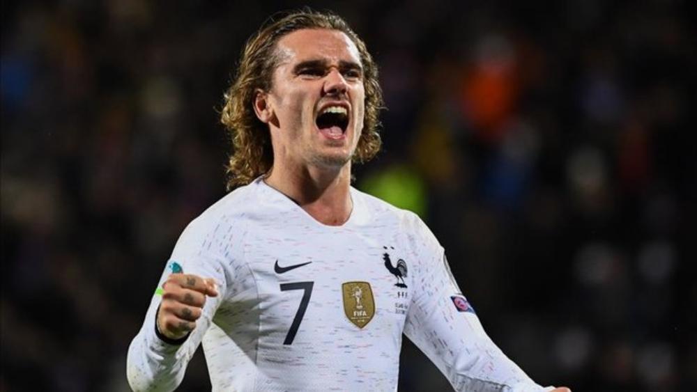 فرانس فوتبول: "في فرنسا لا نفهم كيف يلعب جريزمان كجناح مع برشلونة؟"