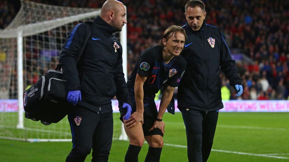 ريال مدريد يتلقى ضربة موجعة قبل "الكلاسيكو".. مودريتش خرج مصابا وبيل أكمل اللقاء بمشاكل عضلية