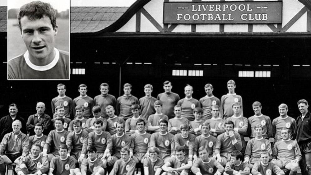 كلاسيكو إنجلترا | "فيل تشيزنال" .. قصة اللاعب الوحيد الذي انتقل من اليونايتد إلى ليفربول قبل 55 عامًا